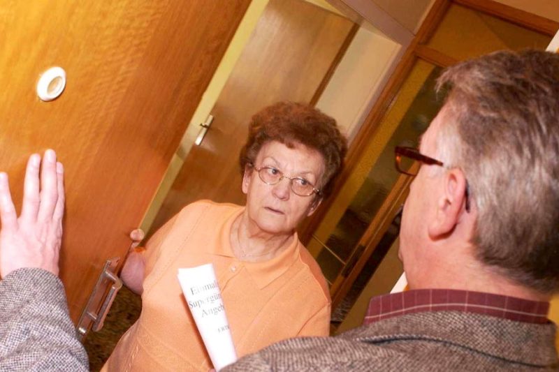 Betrüger überrumpelt Seniorin – Schmuck weg!