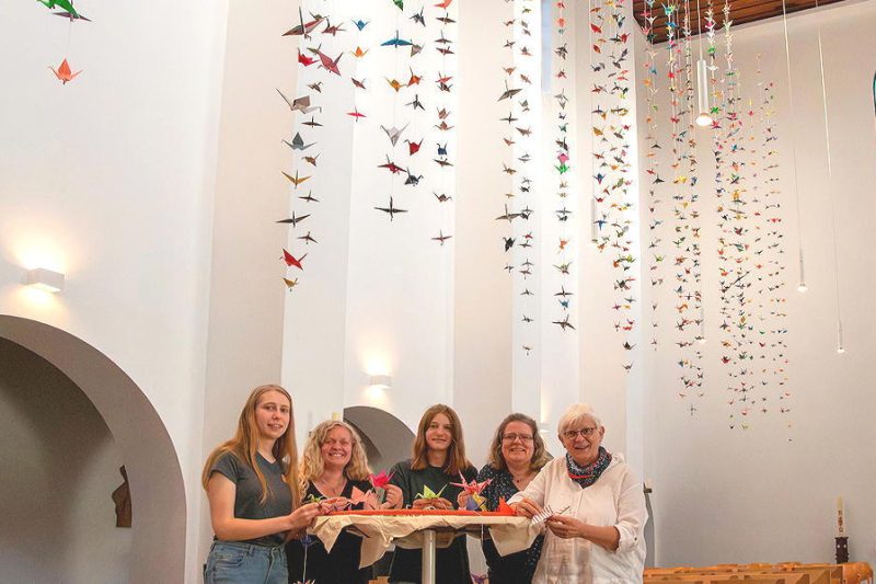 Rund 6.000 Kraniche schweben in der Kirche