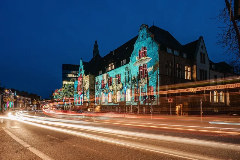 „RE leuchtet“: Magische Lichterreise mit KI-Premiere und Star-Stimmen